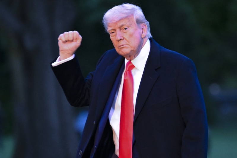 特朗普迷因币$TRUMP买家参加晚宴，特朗普到场高举拳头示意